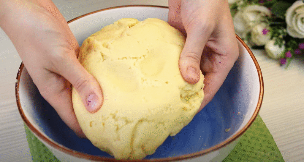 Lahodný drobenkový koláč ze zakysané smetany s oblíbeným džemem – tradiční sladká pochoutka plná křupavé drobenky