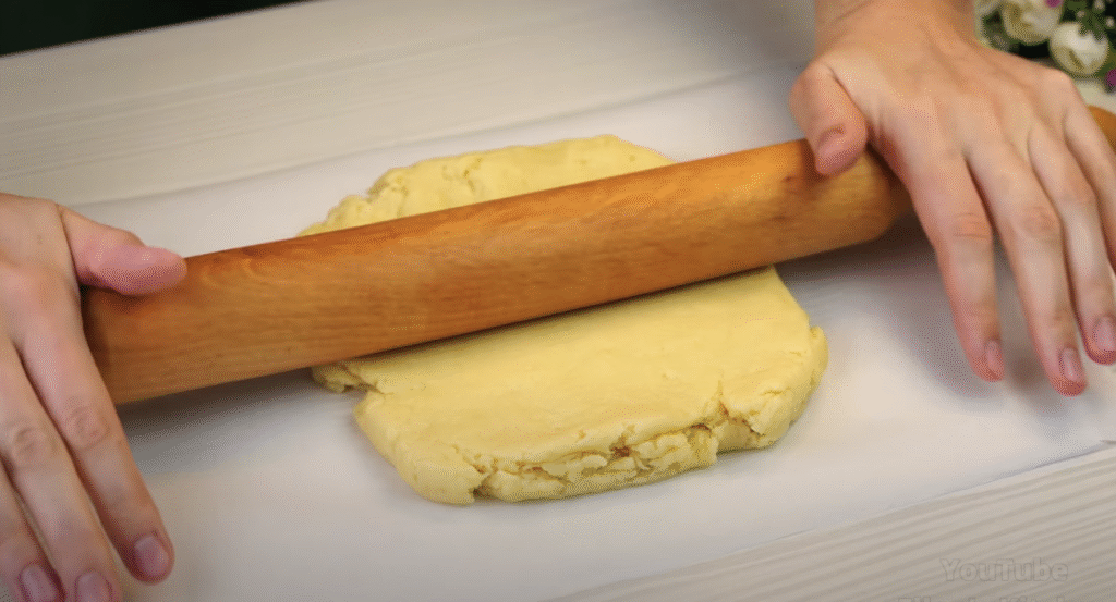 Lahodný drobenkový koláč ze zakysané smetany s oblíbeným džemem – tradiční sladká pochoutka plná křupavé drobenky