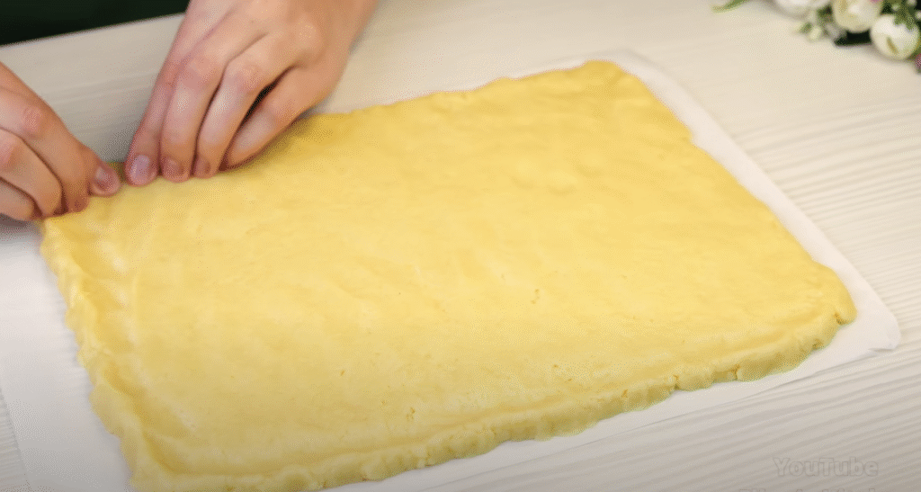 Lahodný drobenkový koláč ze zakysané smetany s oblíbeným džemem – tradiční sladká pochoutka plná křupavé drobenky