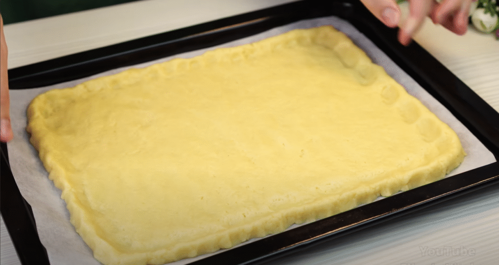 Lahodný drobenkový koláč ze zakysané smetany s oblíbeným džemem – tradiční sladká pochoutka plná křupavé drobenky