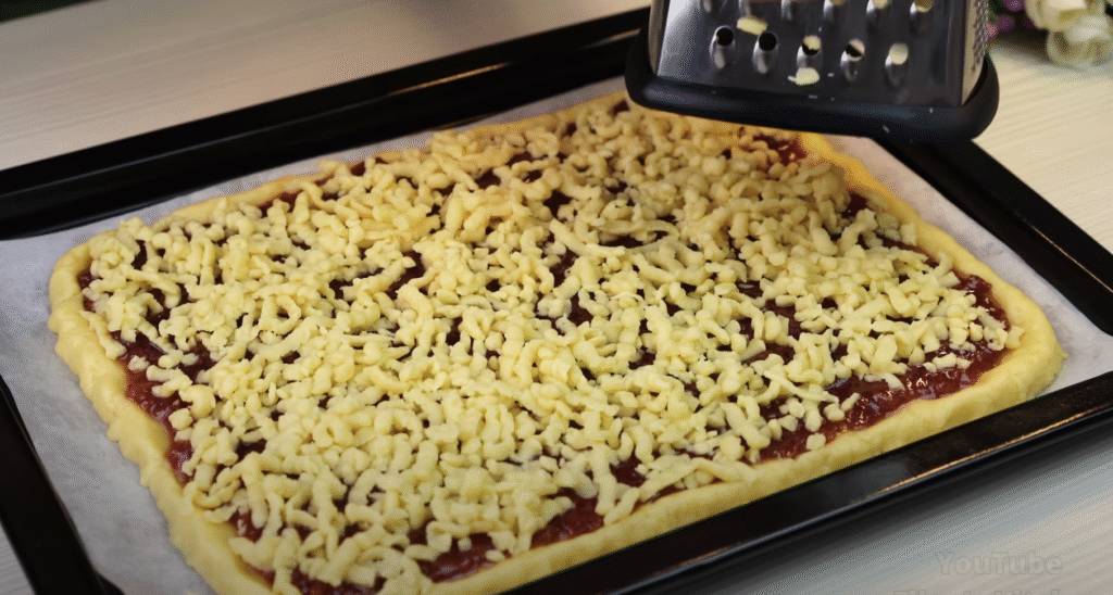 Lahodný drobenkový koláč ze zakysané smetany s oblíbeným džemem – tradiční sladká pochoutka plná křupavé drobenky