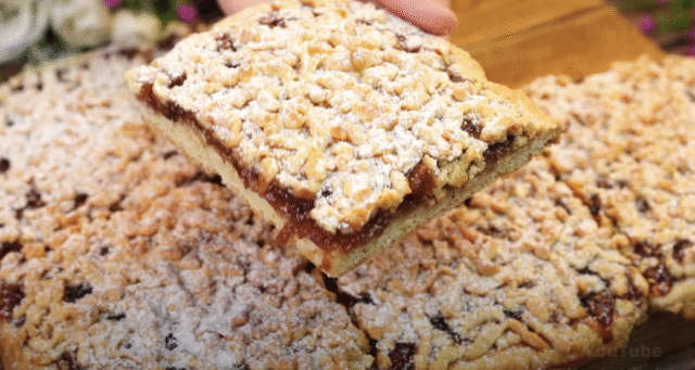 Lahodný drobenkový koláč ze zakysané smetany s oblíbeným džemem – tradiční sladká pochoutka plná křupavé drobenky