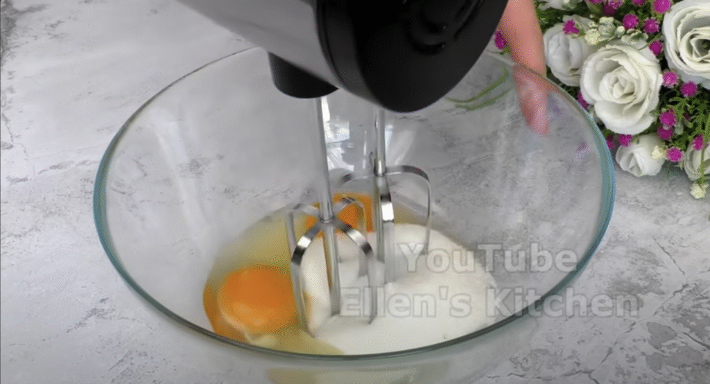 Sopečný smetanový koláč s lesními bobulemi, zakysanou smetanou a karamelem