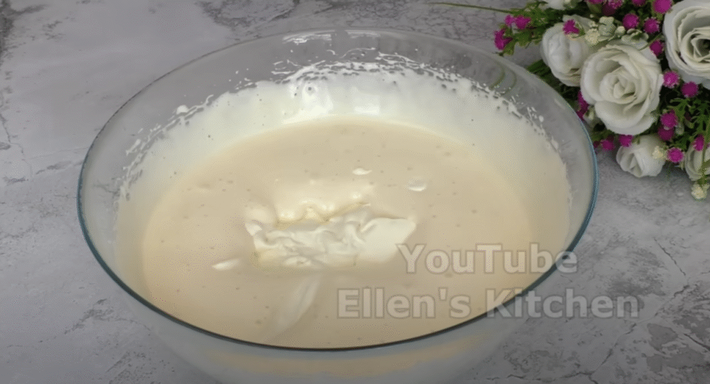 Sopečný smetanový koláč s lesními bobulemi, zakysanou smetanou a karamelem