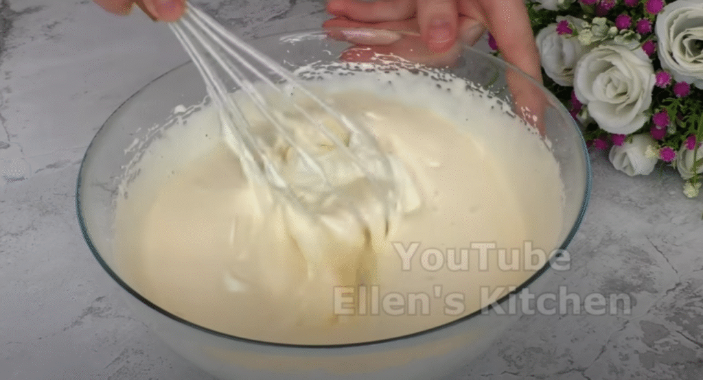 Sopečný smetanový koláč s lesními bobulemi, zakysanou smetanou a karamelem