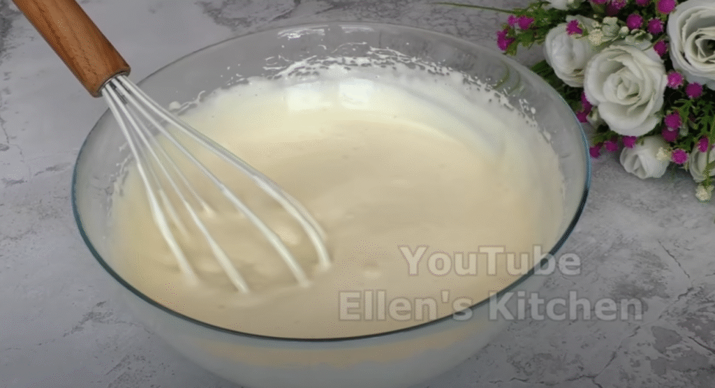 Sopečný smetanový koláč s lesními bobulemi, zakysanou smetanou a karamelem