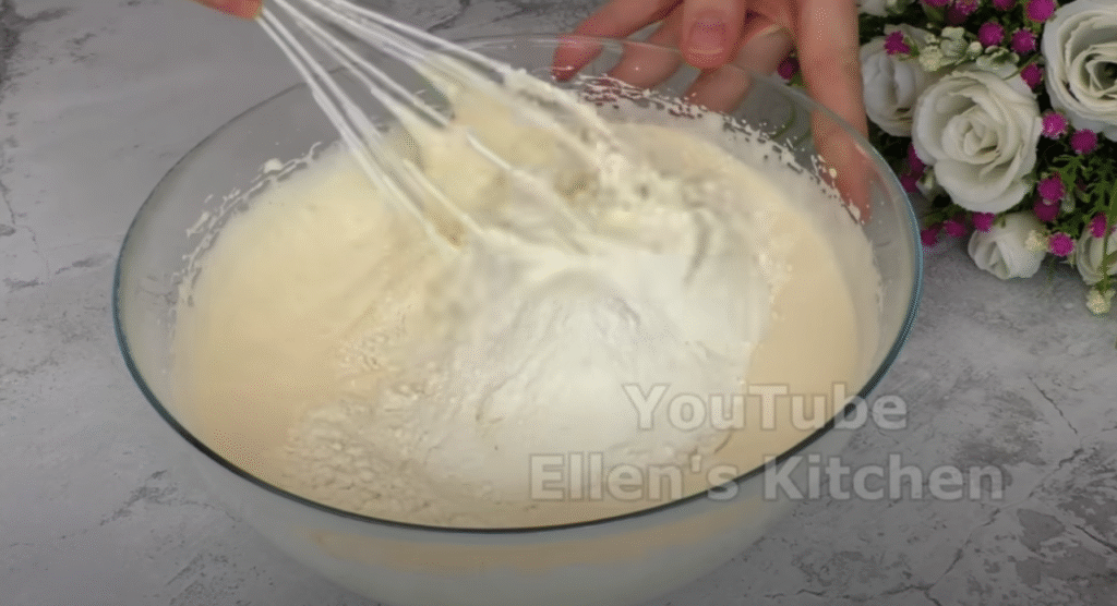 Sopečný smetanový koláč s lesními bobulemi, zakysanou smetanou a karamelem