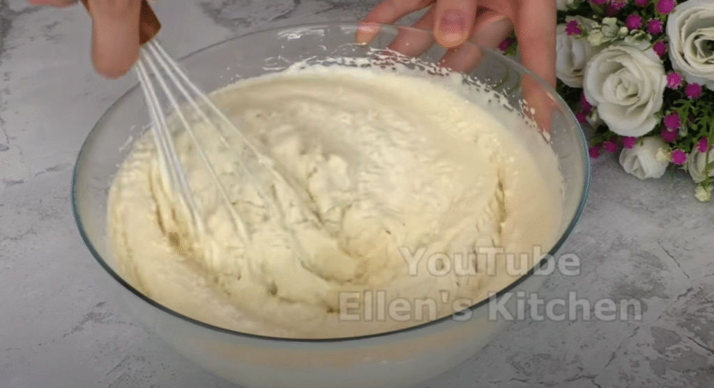 Sopečný smetanový koláč s lesními bobulemi, zakysanou smetanou a karamelem