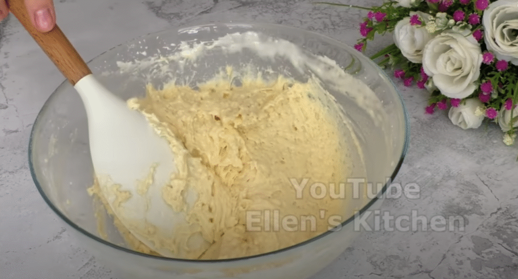 Sopečný smetanový koláč s lesními bobulemi, zakysanou smetanou a karamelem