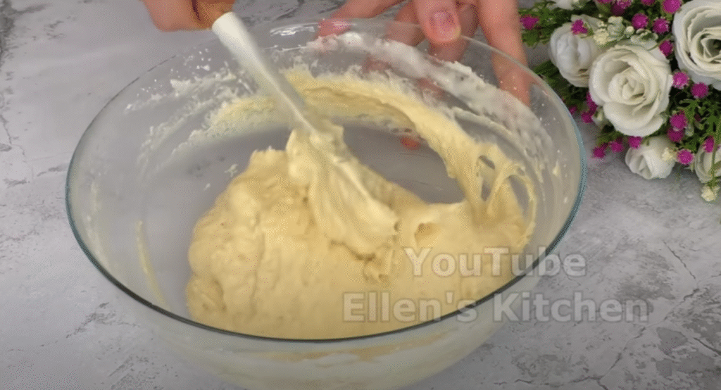 Sopečný smetanový koláč s lesními bobulemi, zakysanou smetanou a karamelem