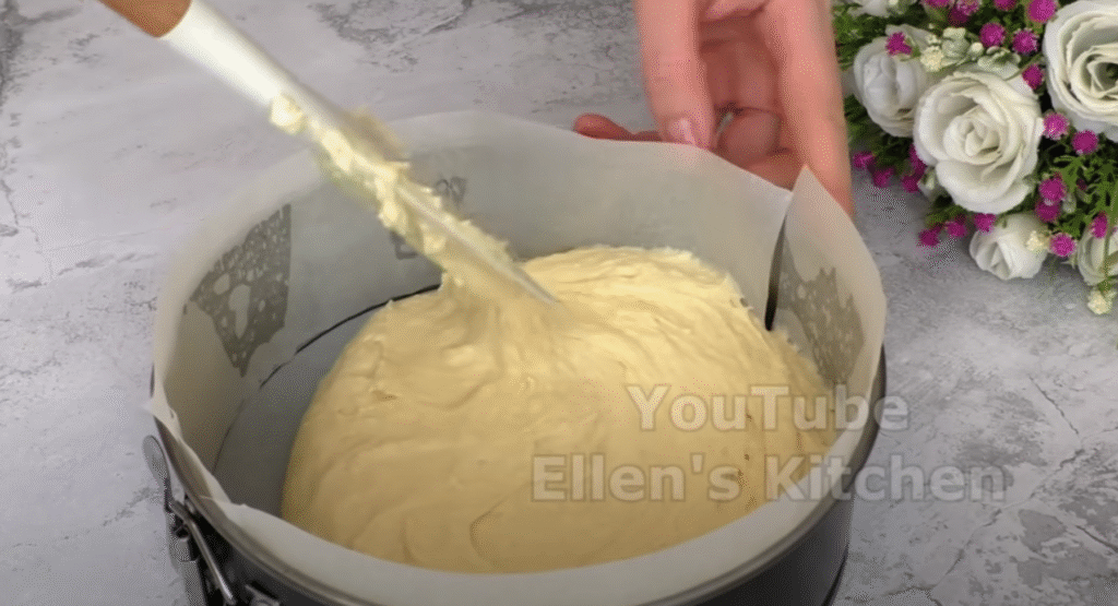 Sopečný smetanový koláč s lesními bobulemi, zakysanou smetanou a karamelem