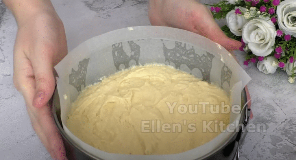 Sopečný smetanový koláč s lesními bobulemi, zakysanou smetanou a karamelem