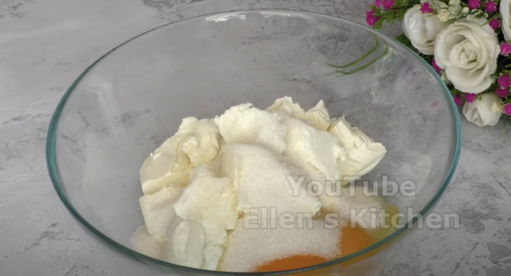 Sopečný smetanový koláč s lesními bobulemi, zakysanou smetanou a karamelem