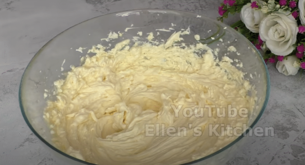 Sopečný smetanový koláč s lesními bobulemi, zakysanou smetanou a karamelem