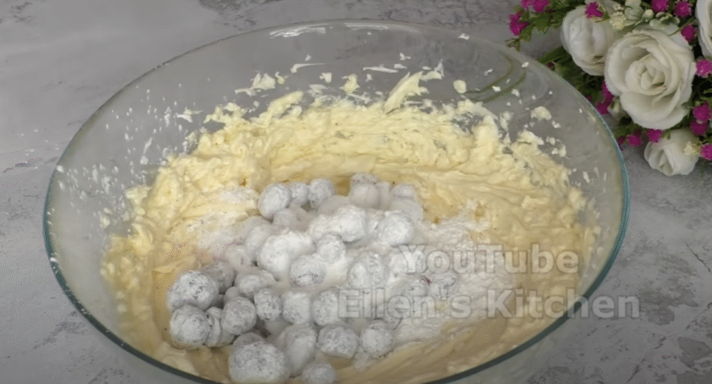 Sopečný smetanový koláč s lesními bobulemi, zakysanou smetanou a karamelem