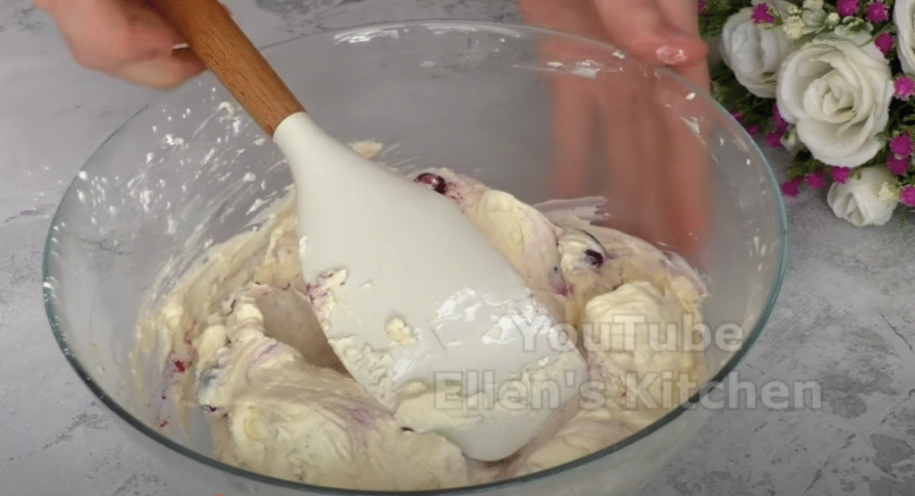 Sopečný smetanový koláč s lesními bobulemi, zakysanou smetanou a karamelem