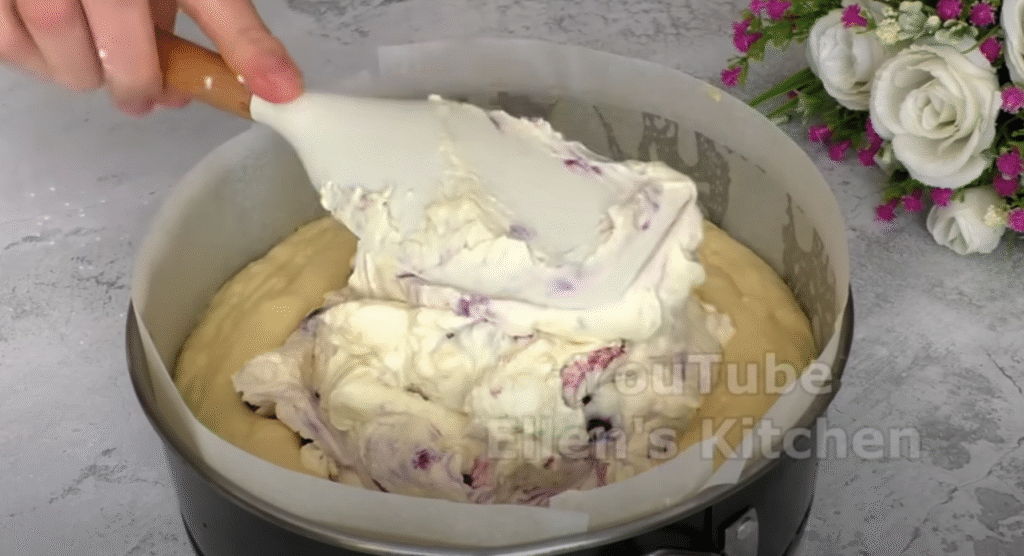 Sopečný smetanový koláč s lesními bobulemi, zakysanou smetanou a karamelem