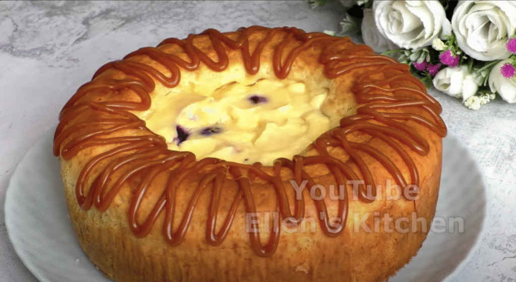 Sopečný smetanový koláč s lesními bobulemi, zakysanou smetanou a karamelem