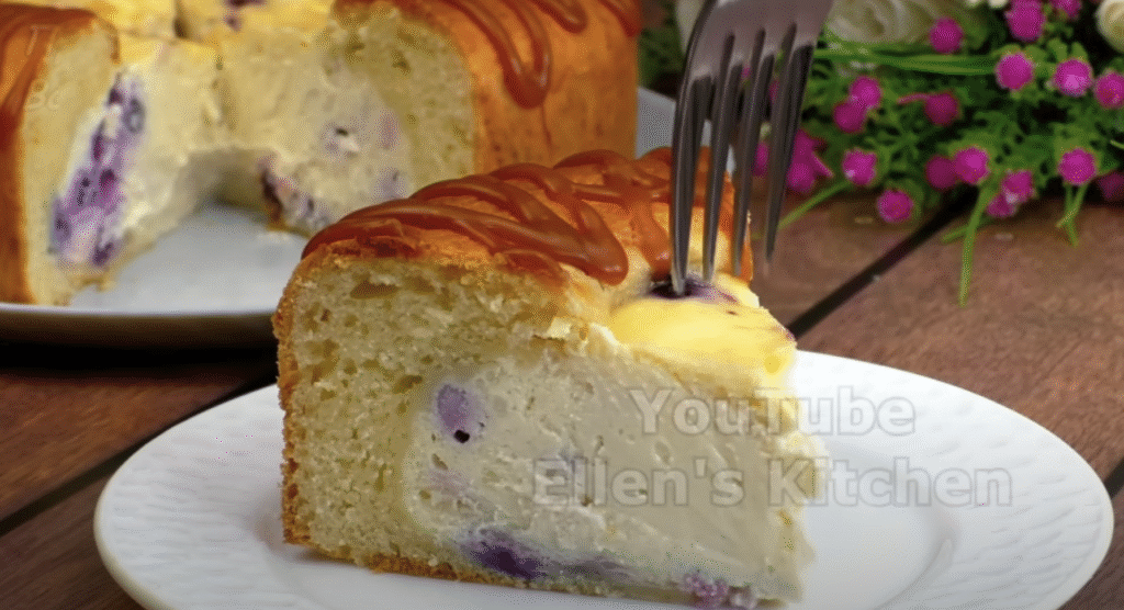 Sopečný smetanový koláč s lesními bobulemi, zakysanou smetanou a karamelem