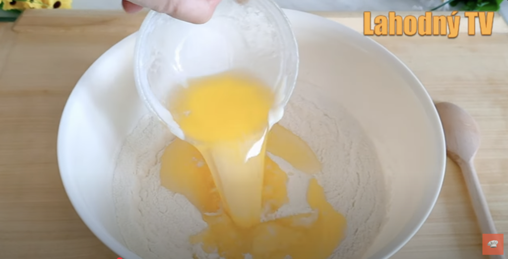 Domácí drobenkový koláč s krémovou tvarohovou náplní a šťavnatými meruňkami