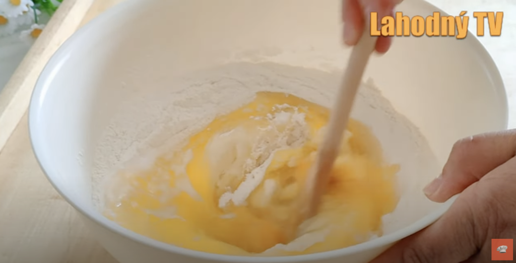 Domácí drobenkový koláč s krémovou tvarohovou náplní a šťavnatými meruňkami