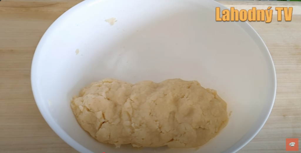 Domácí drobenkový koláč s krémovou tvarohovou náplní a šťavnatými meruňkami