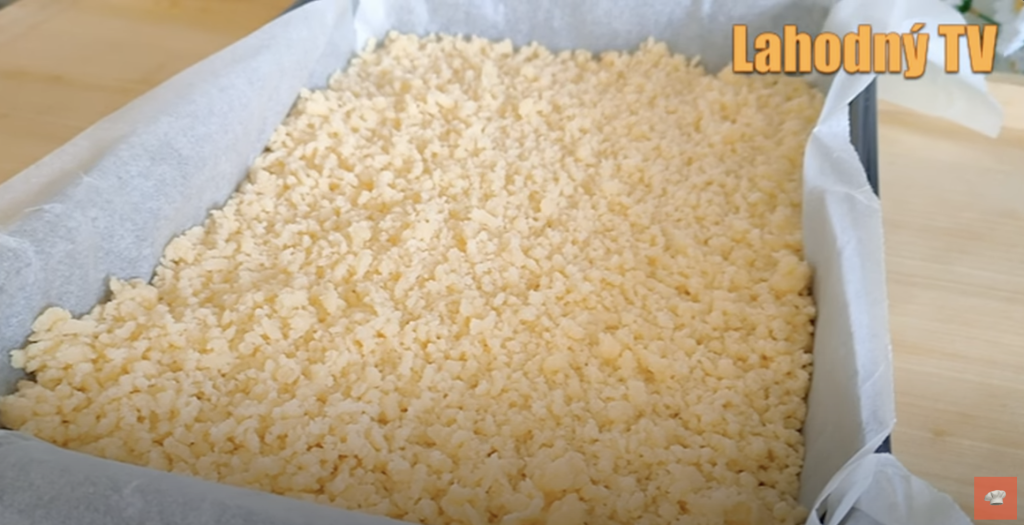 Domácí drobenkový koláč s krémovou tvarohovou náplní a šťavnatými meruňkami