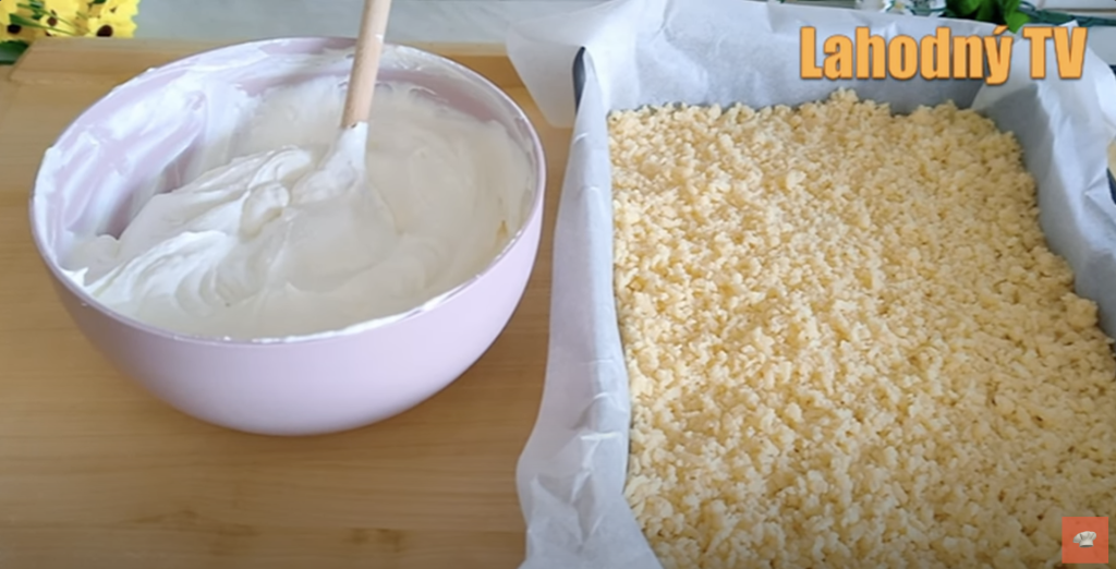 Domácí drobenkový koláč s krémovou tvarohovou náplní a šťavnatými meruňkami