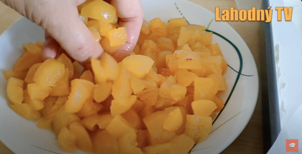 Domácí drobenkový koláč s krémovou tvarohovou náplní a šťavnatými meruňkami