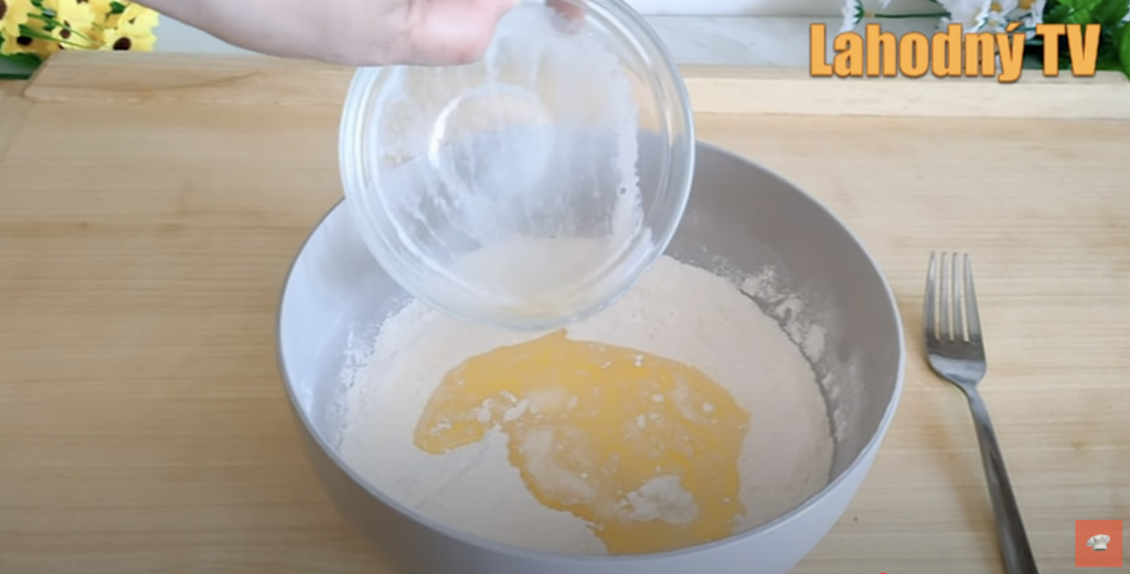 Domácí drobenkový koláč s krémovou tvarohovou náplní a šťavnatými meruňkami