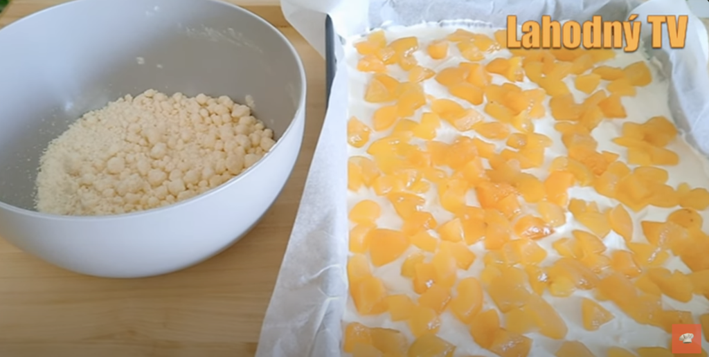 Domácí drobenkový koláč s krémovou tvarohovou náplní a šťavnatými meruňkami