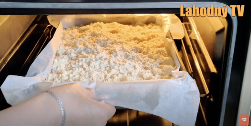 Domácí drobenkový koláč s krémovou tvarohovou náplní a šťavnatými meruňkami