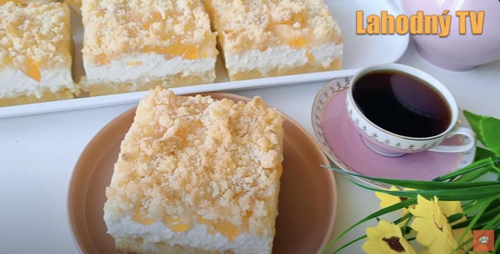 Domácí drobenkový koláč s krémovou tvarohovou náplní a šťavnatými meruňkami