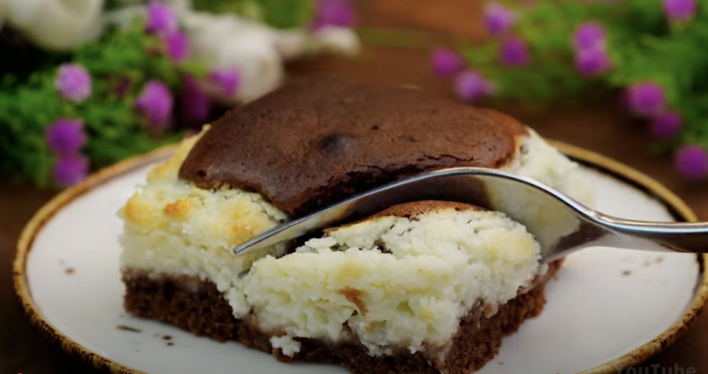 🧁 Jednoduchý kakaový koláč s tvarohem, který zvládne každý
