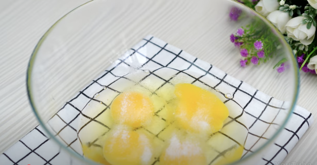 Nadýchaný kakaový koláč s tvarohovou náplní – rychlý a lahodný moučník