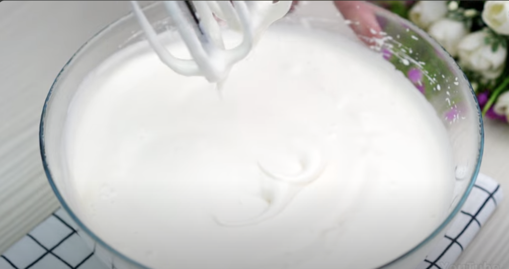 Nadýchaný kakaový koláč s tvarohovou náplní – rychlý a lahodný moučník