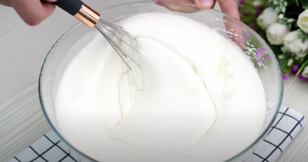 Nadýchaný kakaový koláč s tvarohovou náplní – rychlý a lahodný moučník