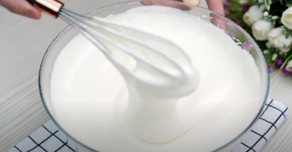 Nadýchaný kakaový koláč s tvarohovou náplní – rychlý a lahodný moučník