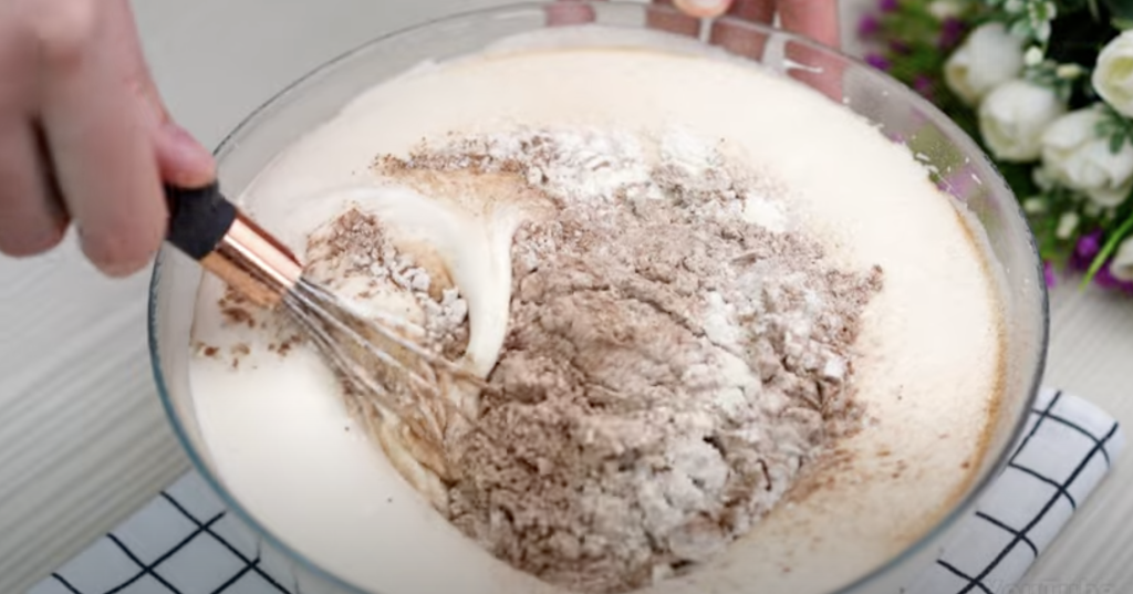 Nadýchaný kakaový koláč s tvarohovou náplní – rychlý a lahodný moučník