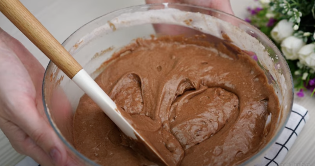 Nadýchaný kakaový koláč s tvarohovou náplní – rychlý a lahodný moučník