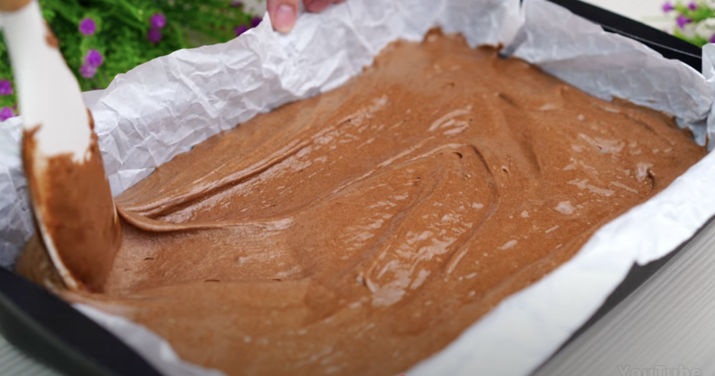 🧁 Jednoduchý kakaový koláč s tvarohem, který zvládne každý