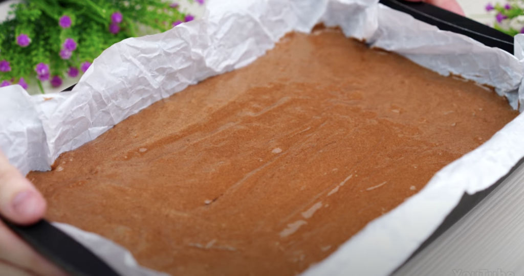 🧁 Jednoduchý kakaový koláč s tvarohem, který zvládne každý