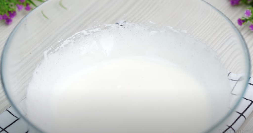 🧁 Jednoduchý kakaový koláč s tvarohem, který zvládne každý