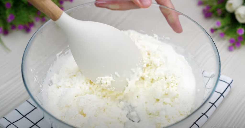 🧁 Jednoduchý kakaový koláč s tvarohem, který zvládne každý