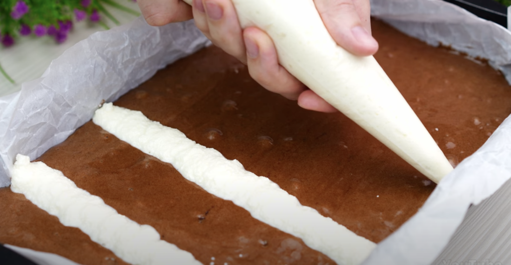 🧁 Jednoduchý kakaový koláč s tvarohem, který zvládne každý