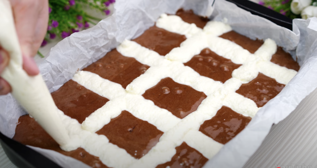 🧁 Jednoduchý kakaový koláč s tvarohem, který zvládne každý