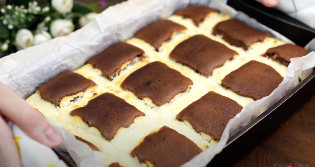 🧁 Jednoduchý kakaový koláč s tvarohem, který zvládne každý
