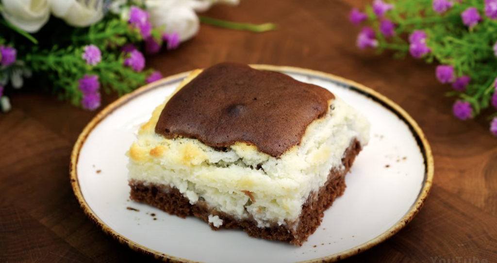 🧁 Jednoduchý kakaový koláč s tvarohem, který zvládne každý
