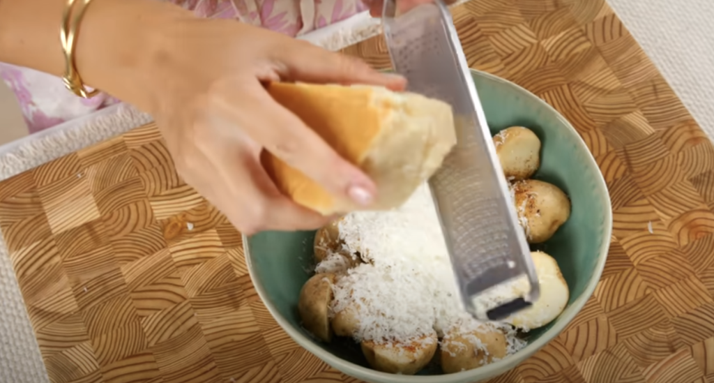 Křupavé pečené brambory s parmazánem a bylinkami z horkovzdušné fritézy