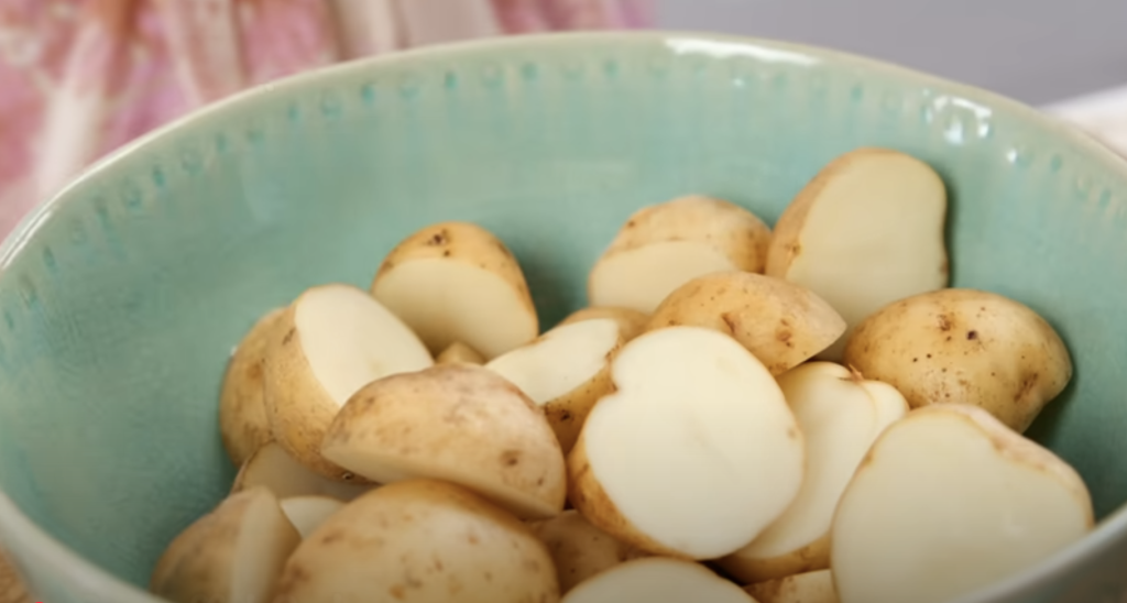 Křupavé pečené brambory s parmazánem a bylinkami z horkovzdušné fritézy